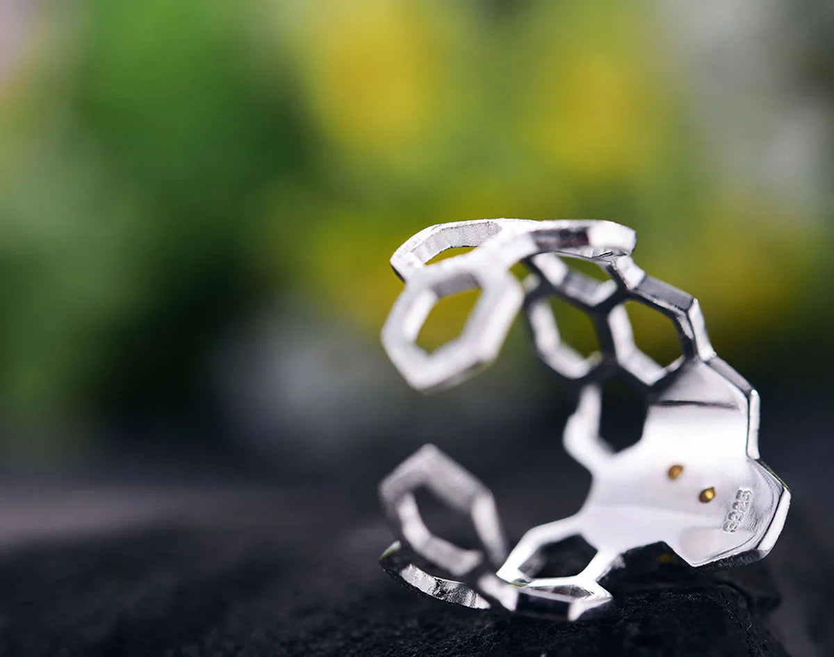 Adjustable honeycomb ring with 18k gilding - Leah | Silber and gold